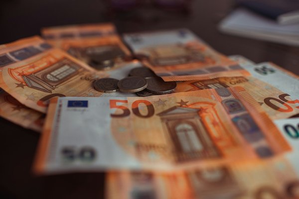 How can UK individuals use bridging loans to secure a property at auction?